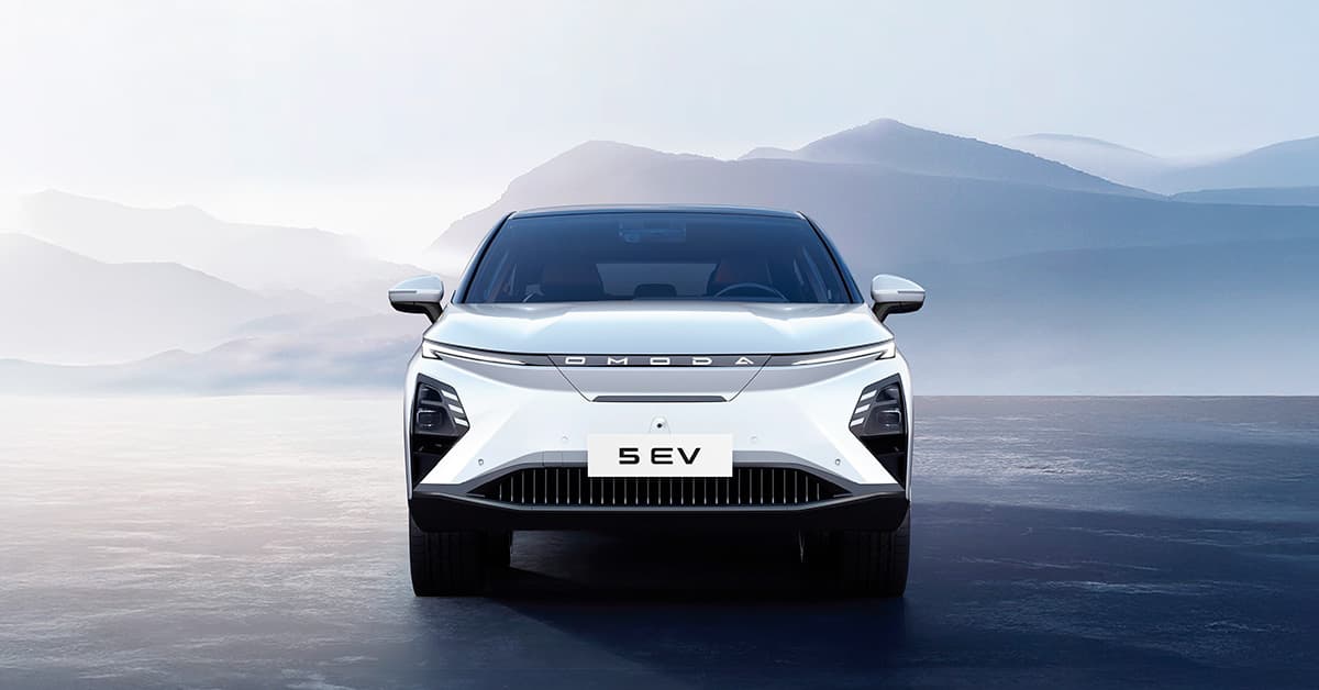 OMODA 5 EV set forfra foran bjerglandskab