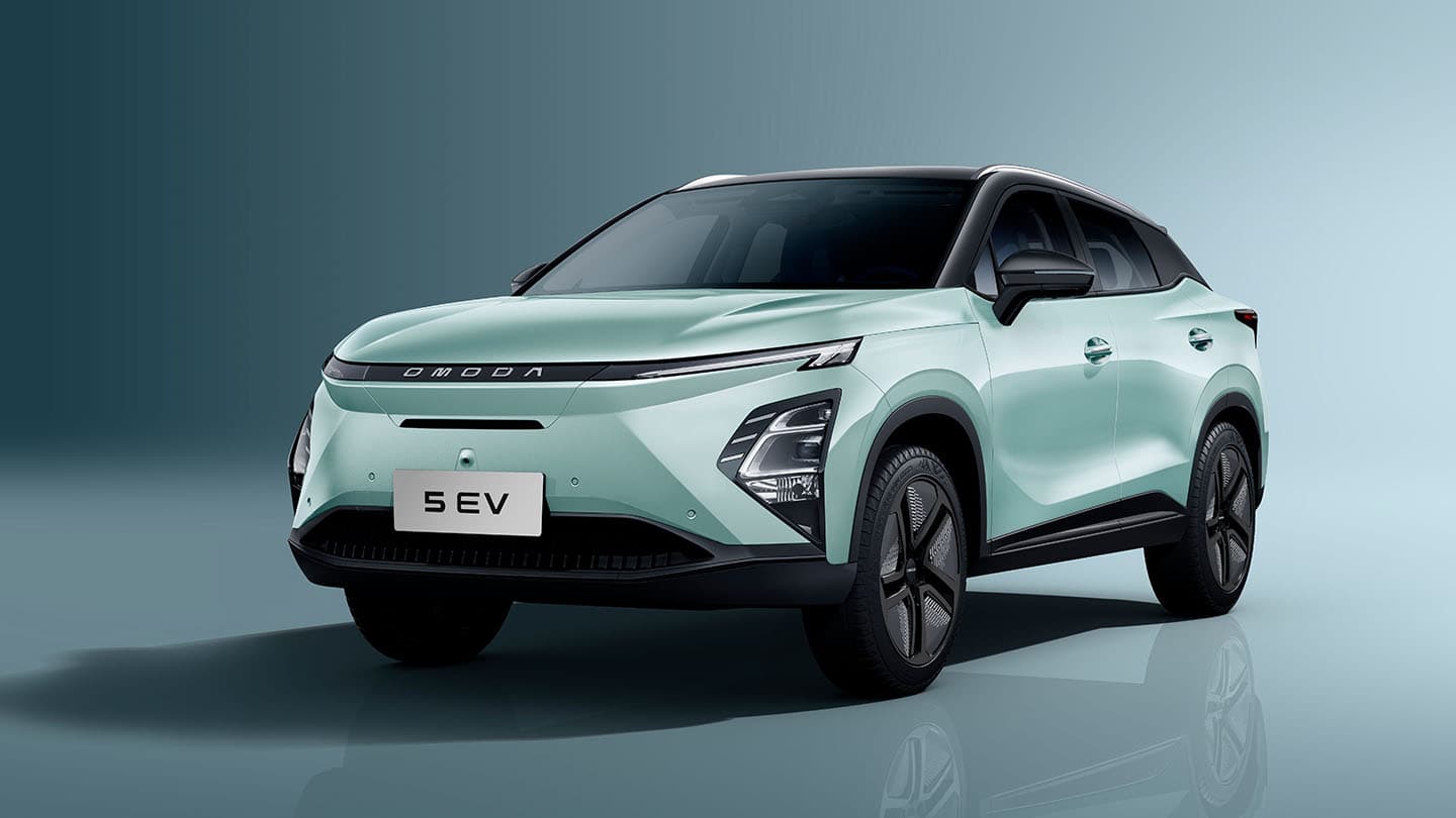 OMODA 5 EV set skråt forfra med blå/grå baggrund