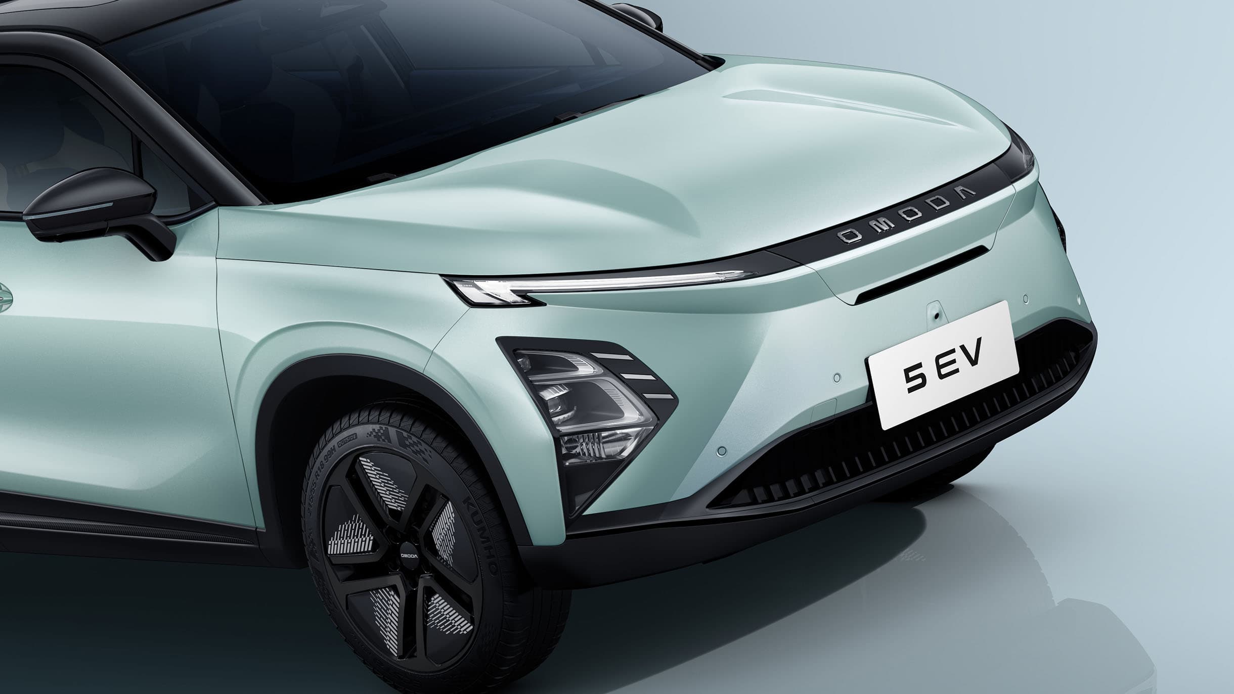 Fronten på en OMODA 5 EV set tæt på 