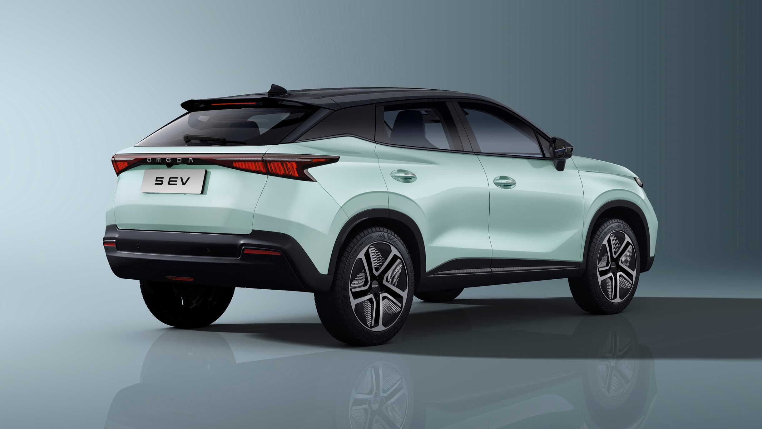 OMODA 5 EV set skråt bagfra