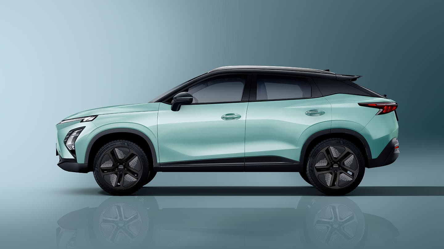 OMODA 5 EV set fra siden med blå/grå baggrund