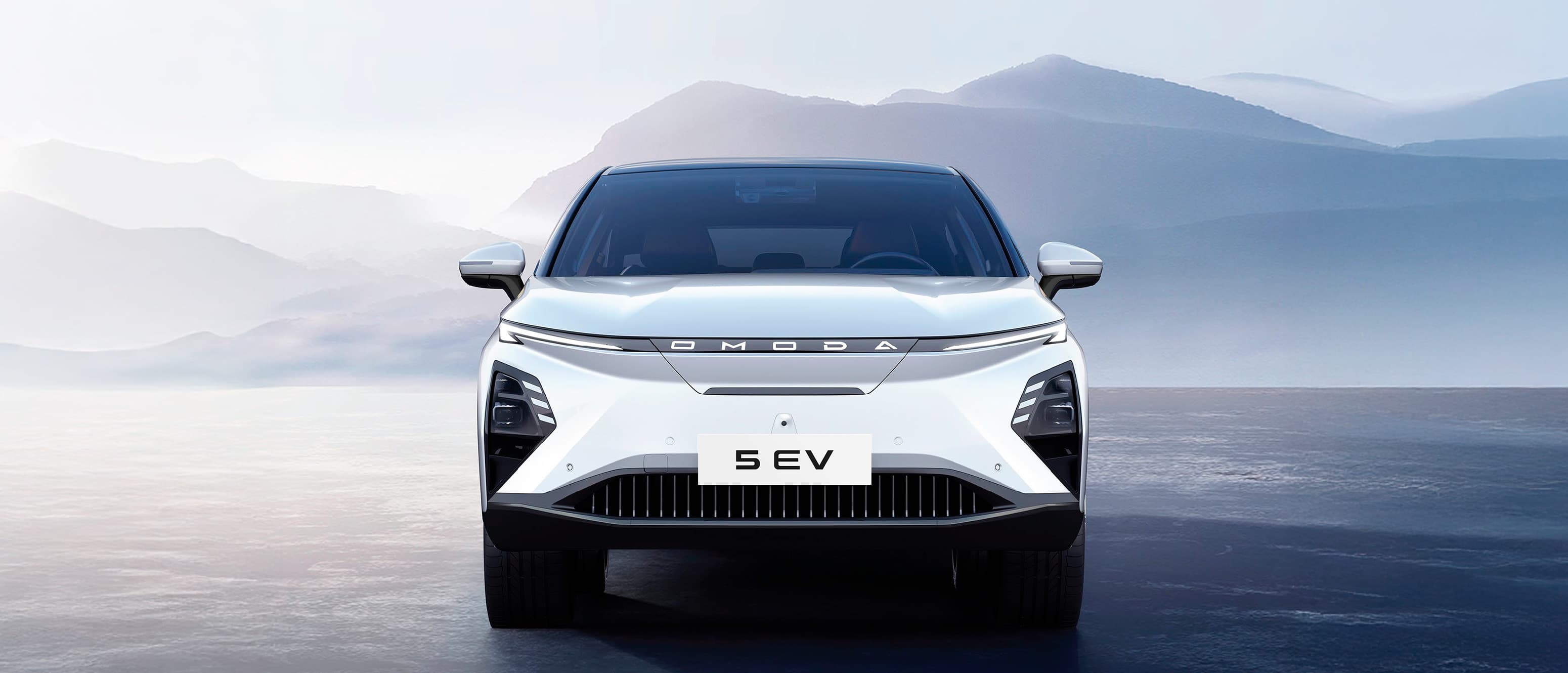 OMODA 5 EV set forfra foran bjerglandskab