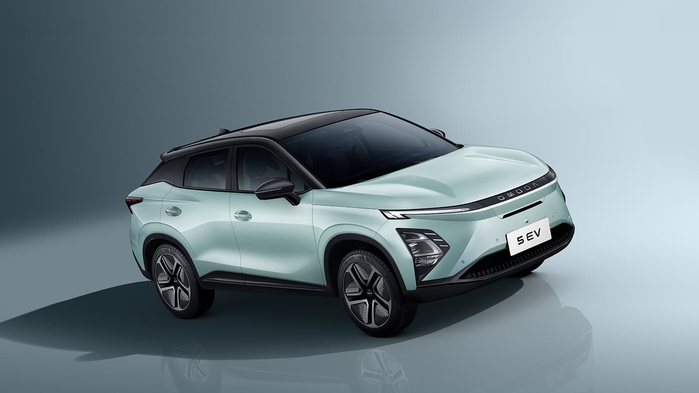 OMODA 5 EV set skråt fra siden