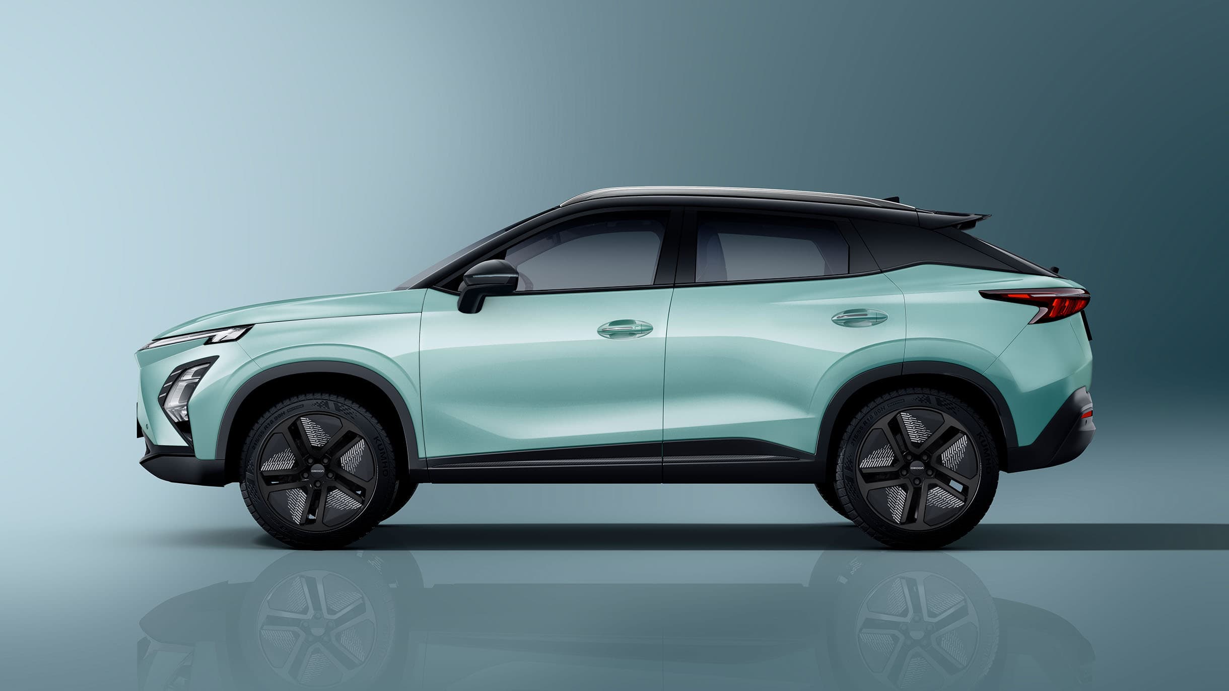 OMODA 5 EV set fra siden med en blå/grå baggrund
