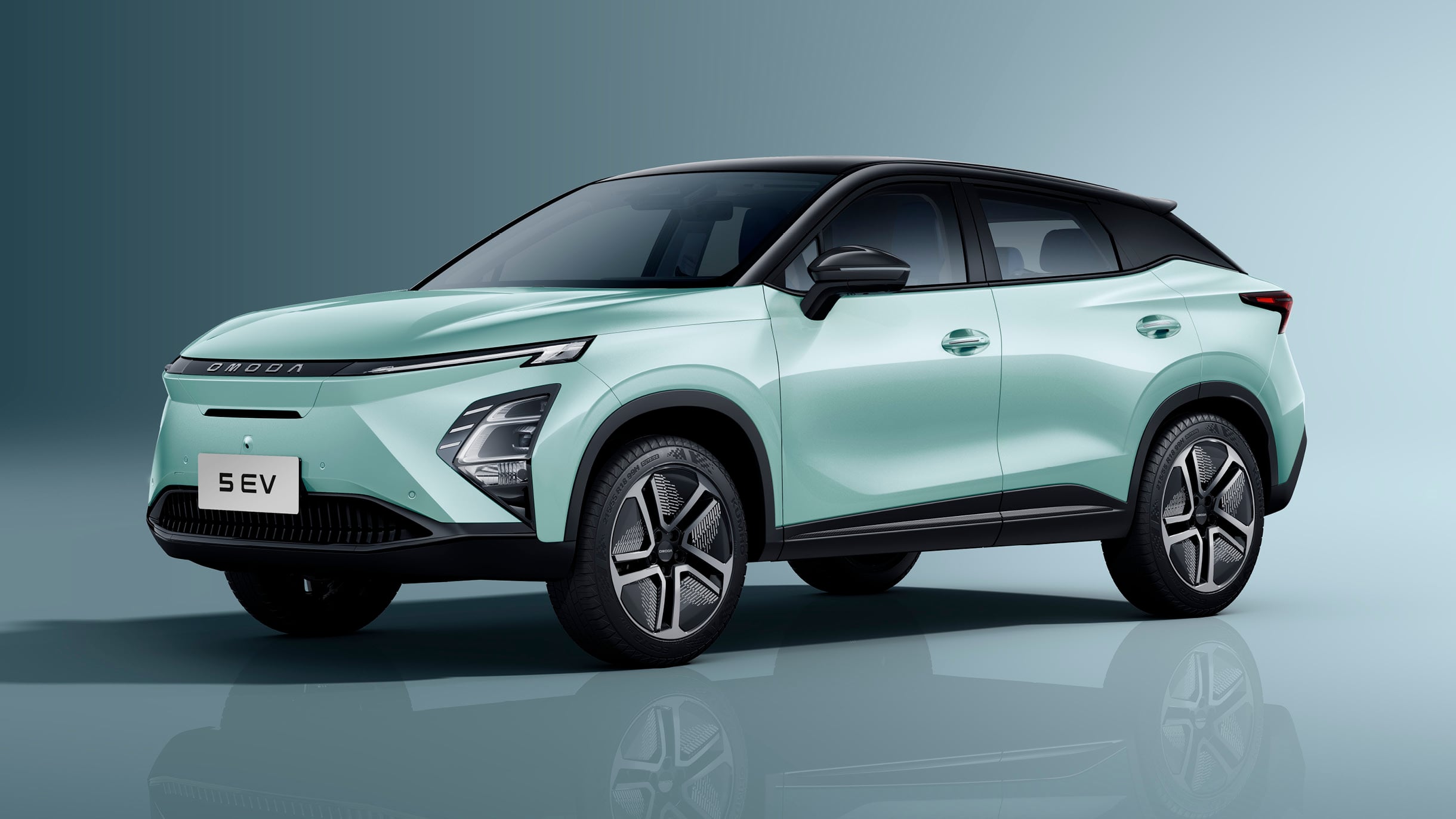 OMODA 5 EV i farven Aquatic Green med sort tag