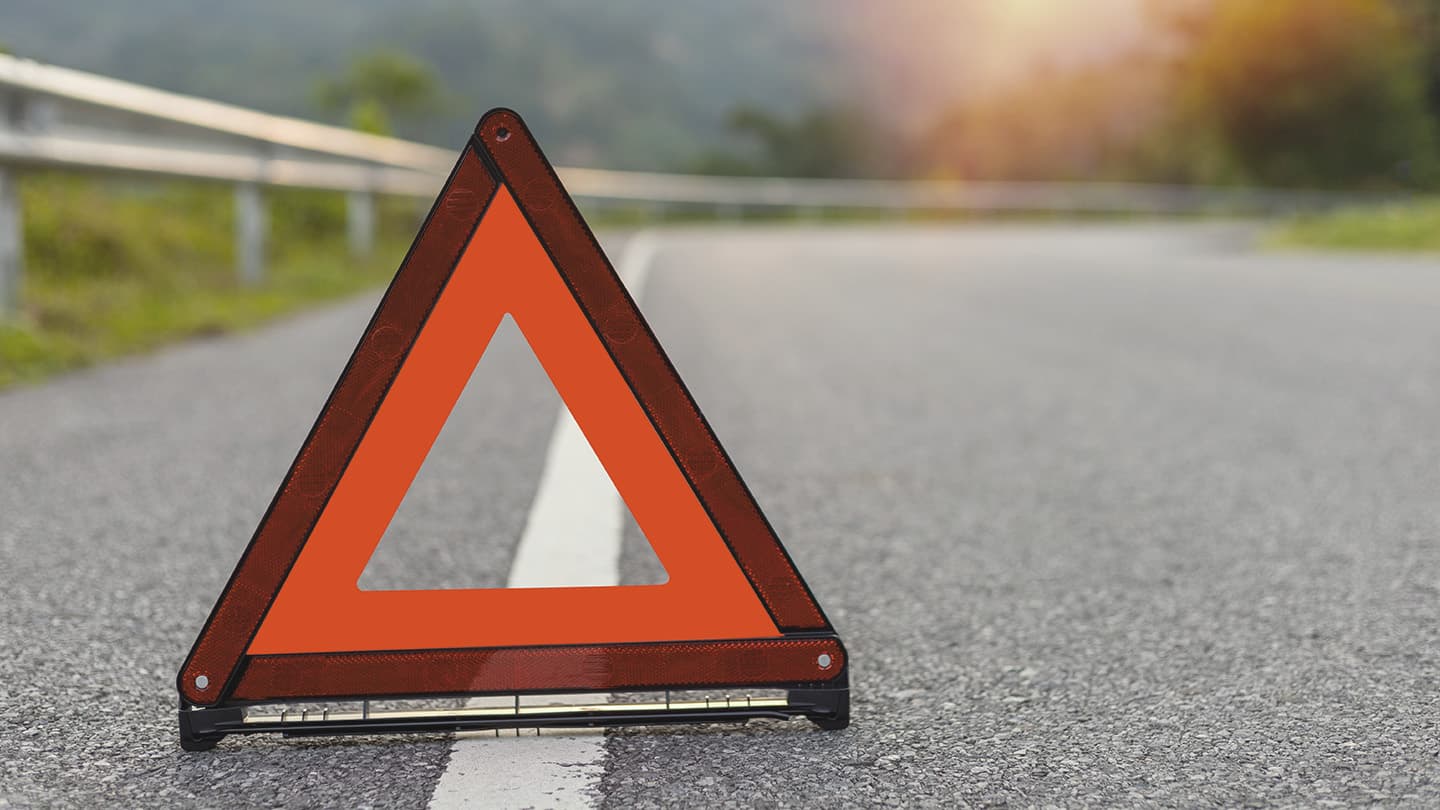 Advarselstrekant står på vej